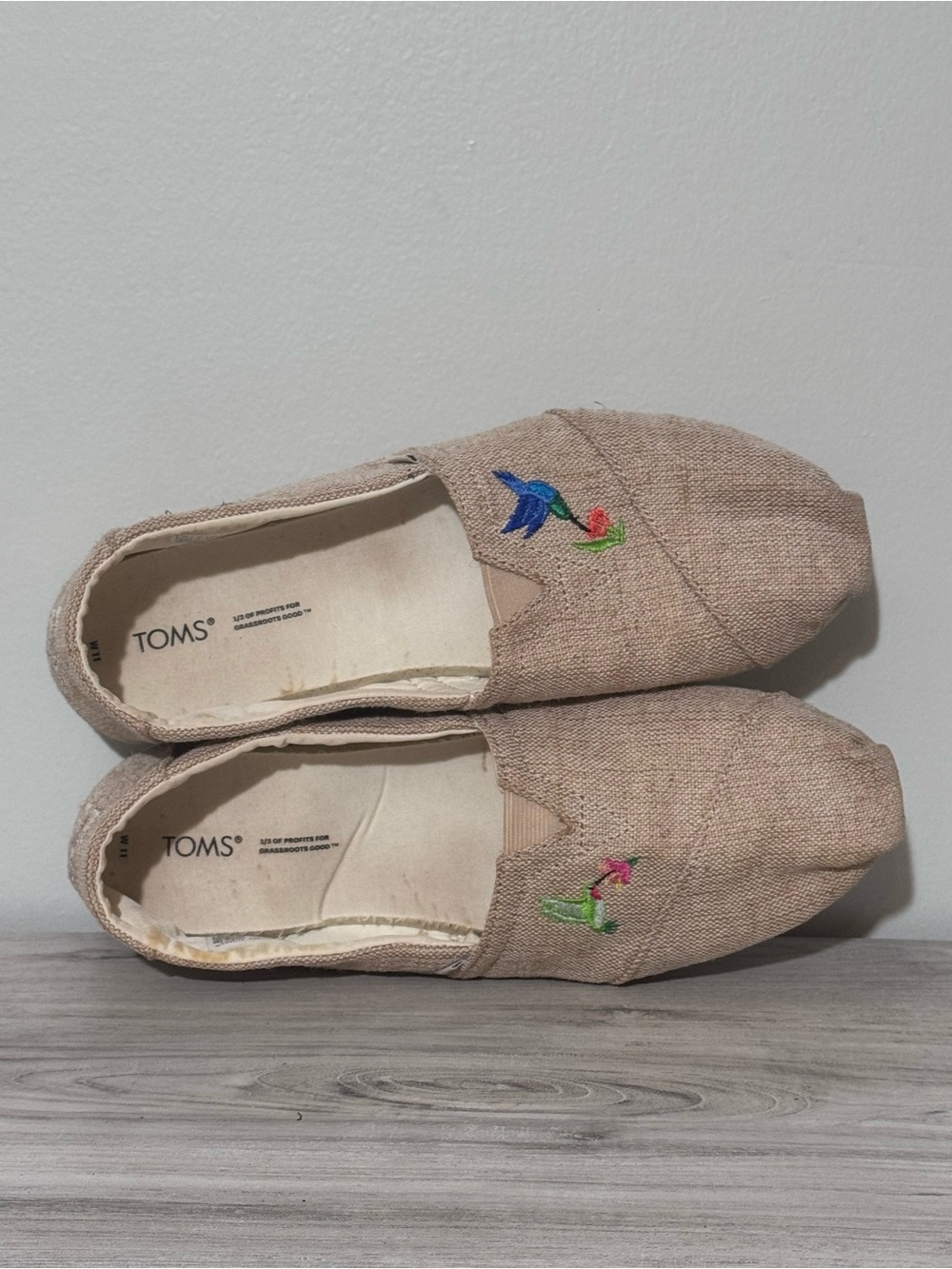 TOMS Beige Canvas Slip-On Moccasins with Colorful Hummingbird Embroidery Size 11